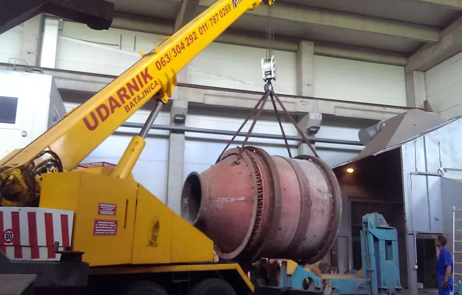 PodizanjeiprenošenjeteškogteretaBeogradSrbija1