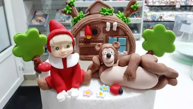 sirok-asortiman-ukrasa-za-torte-od-fondana-u-Novom-Sadu